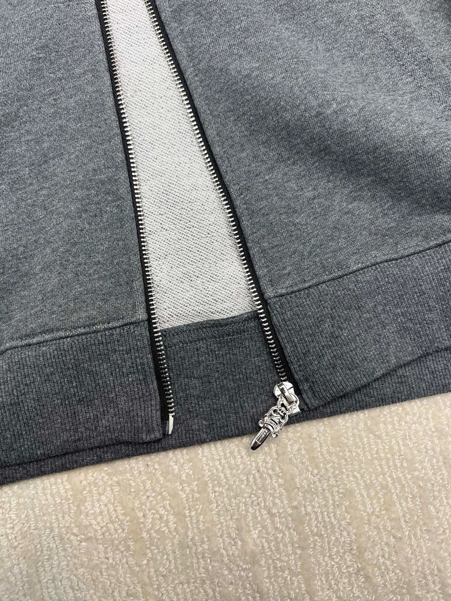 P340 𝗖𝗵𝗿𝗼𝗺𝗲 𝗛𝗲𝗮𝗿𝘁𝘀Cro Heart pure cotton terry zipper hooded jacket, a must-have item for men and women's light luxury commuting, high weight cotton double yarn 380g large terry fabric, fixed and dyed matching ribs, customized full set of accessories, clear letters and perfect restoration without difference. High-end atmosphere and full grade! The entire dress is exclusively customized with heavy craftsmanship, including burnt flower appliqué, leather embroidery and cross craftsmanship, perfectly combined with precise stitching! All wiring is special machine chain double wire, absolutely high quality craftsmanship!  Size: M L XL XXL